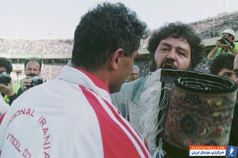 قالیچه‌ای که مدیرعامل پرسپولیس به فرشاد پیوس داد!/عکس