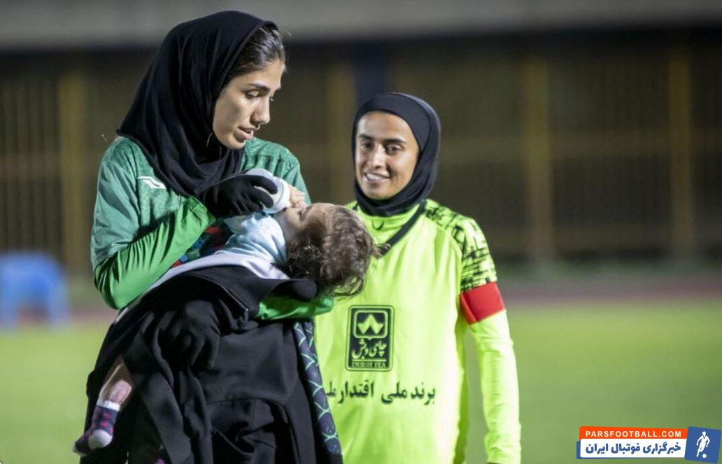 حاشیه جالب فوتبال بانوان ؛ شیردادن بانوی فوتبالیست به فرزندش کنار زمین چمن با کمک کاپیتان رقیب