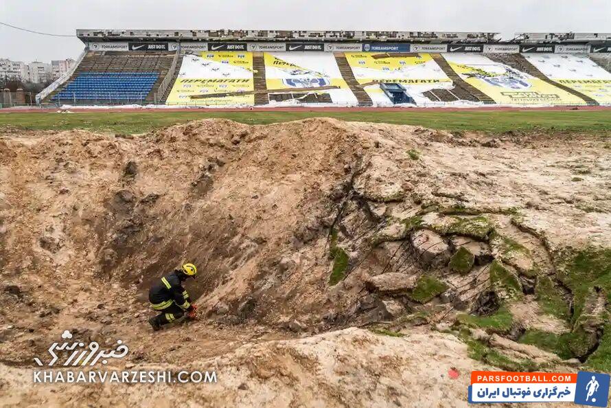 شرایط تلخ و دردناک یکی از شهرهای اوکراین جنگ‌زده/ بمباران مستطیل سبز/ ویدیویی وحشتناک از ورزشگاه نابودشده شهر را ببینید