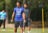 فرهاد مجیدی با لباس اسپانسر باشگاه استقلال در تمرینات آبی ها