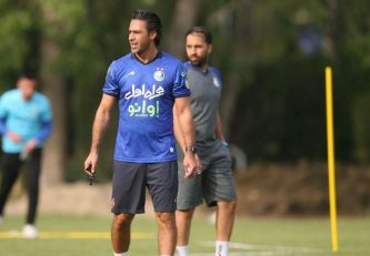 فرهاد مجیدی با لباس اسپانسر باشگاه استقلال در تمرینات آبی ها