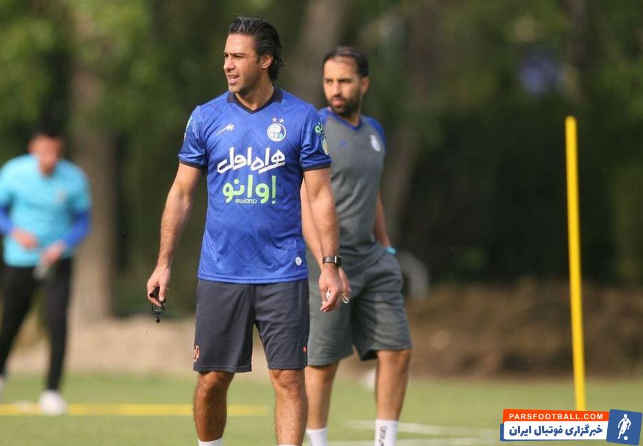 فرهاد مجیدی با لباس اسپانسر باشگاه استقلال در تمرینات آبی ها