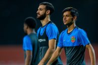 شباب الاهلی - الغرافه ؛ احمد نوراللهی در زمین، مهدی قایدی روی سکو