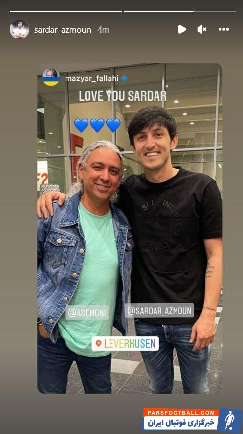 سردار آزمون در کنار خواننده بدشانس ایرانی/عکس