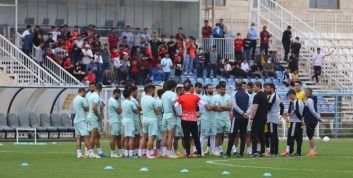 حرکت عجیب بازیکنان تراکتور مقابل سکوهای خالی ؛ ادای احترام به هوادارانی که نبودند !