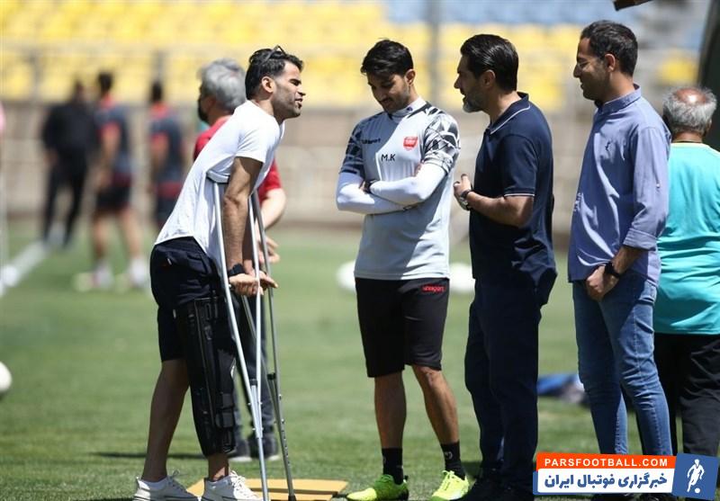 حضور عیسی آل کثیر در تمرین روز جمعه پرسپولیس پس از عمل جراحی دو هفته پیش