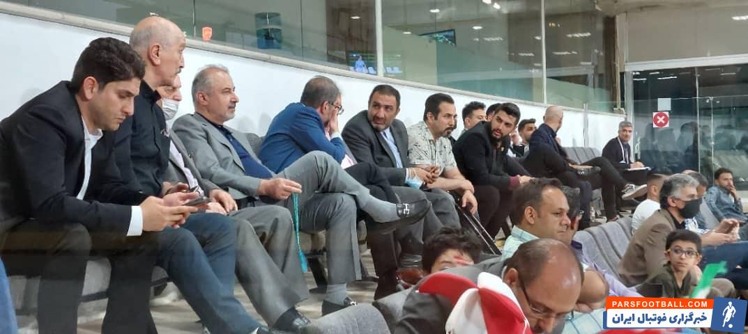 حاشیه دیدار پرسپولیس و شهر خودرو ؛ حمایت هواداران از حسینی با وجود استقبالی سرد ؛ ادای احترام به جانباختگان آبادان