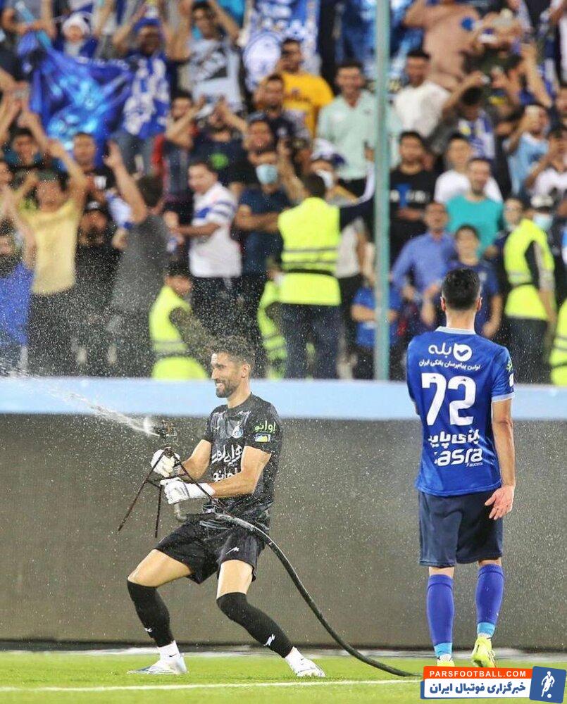 آب‌بازی آقای کلین‌شیت استقلالی‌ها وسط چمن آزادی/عکس