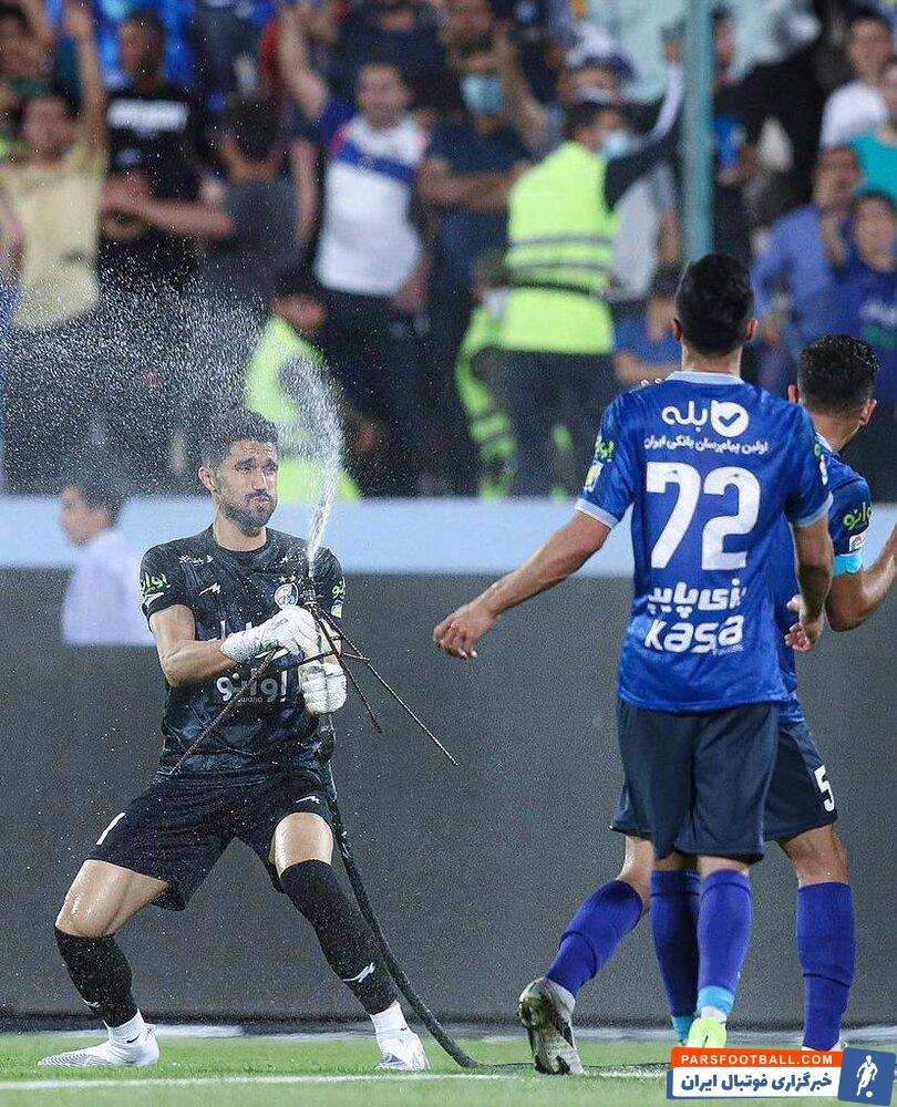 آب‌بازی آقای کلین‌شیت استقلالی‌ها وسط چمن آزادی/عکس