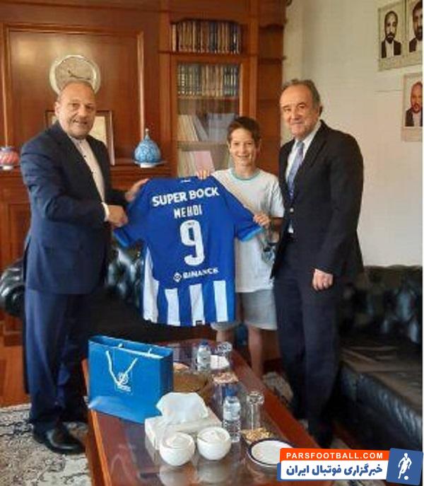 حضور نوجوان پرتغالی و پدربزرگش در سفارت ایران در پرتغال ؛ هدیه مهدی طارمی دریافت شد !