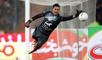 حامد لک در آستانه محرومیت از بازی پرسپولیس مقابل سپاهان !