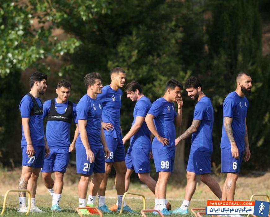 جلسه مهم فرهاد مجیدی با بازیکنان استقلال در محل تمرین