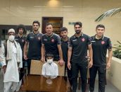 عکس یادگاری بازیکنان پرسپولیس برای ۲ هوادار وفاداری که دو بار برای دیدن بازی سرخ ها از زاهدان به تهران آمدند