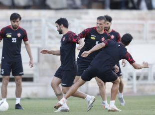 گزارش تمرین امروز پرسپولیس : جلسه فنی گل محمدی با بازیکنان پرسپولیس ؛ حضور سیدجلال حسینی در تمرینات گروهی با چهره ای شاد