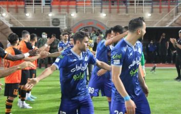 تسلیت ۲ بازیکن آبادانی استقلال و مس به مردم آبادان با پیراهن منقش به جمله "آبادان تسلیت"