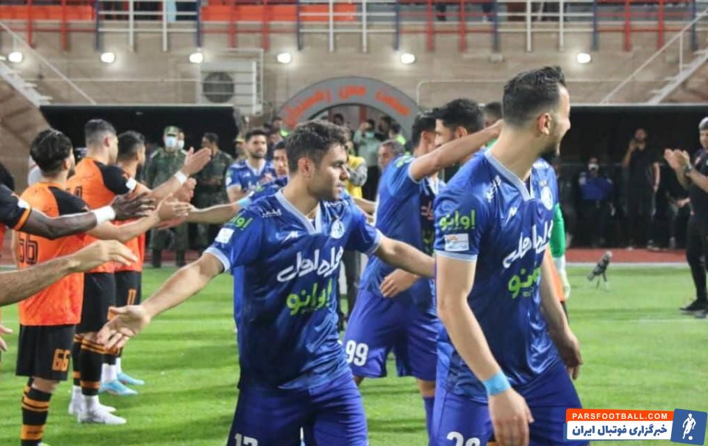 تسلیت ۲ بازیکن آبادانی استقلال و مس به مردم آبادان با پیراهن منقش به جمله "آبادان تسلیت"