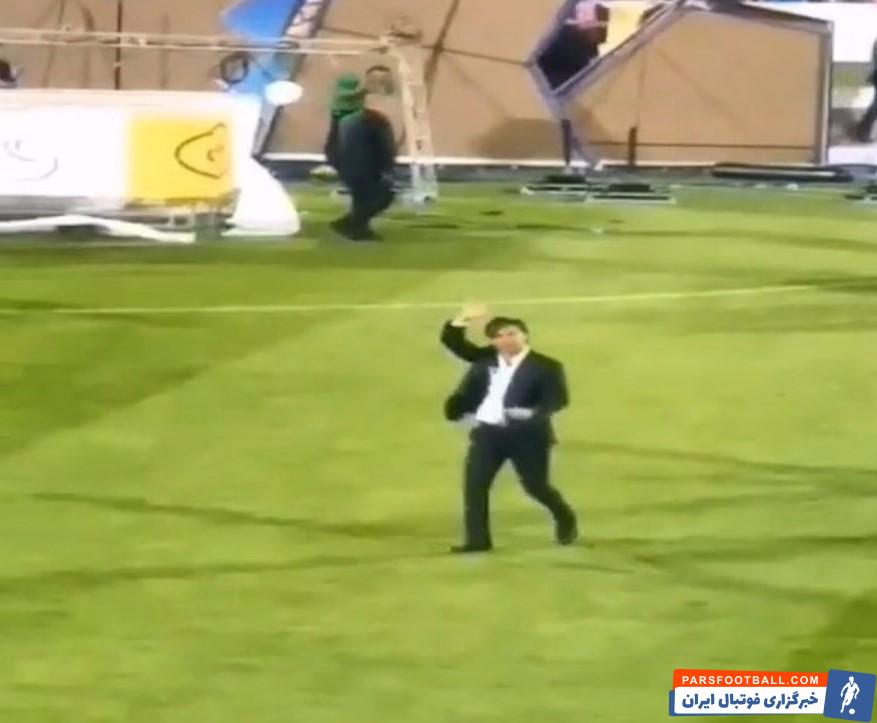 خداحافظی معنادار و بوسیدن زمین توسط فرهاد مجیدی پس از قهرمانی استقلال