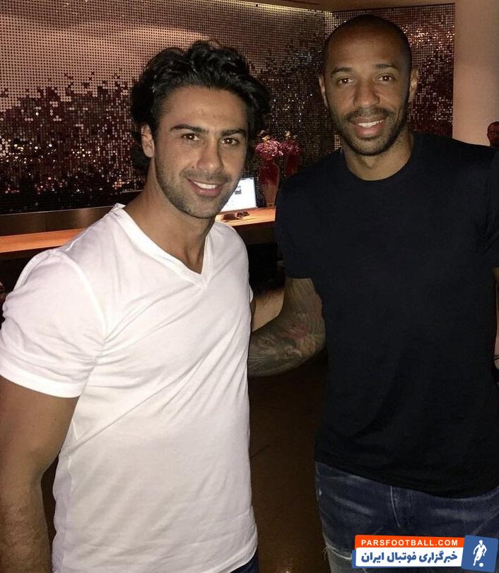 عکسی قدیمی از فرهاد مجیدی در کنار تیری هانری مهاجم پیشین آرسنال و بارسلونا