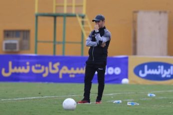 سرمربی شهرخودرو گفت: بازیکنان ما بازی با استقلال را به چشم یک فرصت میبینند تا بتوانند توانایی خود را محک بزنند. به گزارش ایسنا، داود سیدعباسی، سرمربی تیم فوتبال شهرخودرو بعدازظهر یکشنبه در نشست خبری قبل از بازی تیمش مقابل استقلال در هفته بیست و ششم رقابتهای لیگ برتر اظهار کرد: استقلال نیاز به تعریف ندارد. این تیم یکی از باثباتترین تیمهای ایران است و این نشان میدهد که استقلال از قابلیتهای فنی خوبی برخوردار است. او ادامه داد: ما یکی از بهترین استقلالهای چند سال اخیر را شاهد هستیم. ما در ۵ هفته اخیر عملکرد بهتری داشتیم اما از نظر امتیازگیری نتوانستیم ایدهآل عمل کنیم و در تمامکنندگی نتوانستیم موفق باشیم. در برخی بازیهایی که مساوی کردیم، باید کار را تمام میکردیم و فرصتها را از دست دادیم. برای بازی پیشرو، درست است که استقلال تیم خوبی است اما بازیکنان ما این بازی را به چشم یک فرصت میبینند تا بتوانیم توانایی خود را محک بزنیم. سیدعباسی در ادامه خاطرنشان کرد: کار ما برای بقا سخت است و در شروع هم کار سختی داشتیم اما بازیکنان ما امیدوار کننده بازی میکنند. همین که ما میتوانیم روی دروازههای حریف فشار بیاوریم به ما امید میدهد. تمام تلاش خود را میکنیم که تا آخرین لحظه شانس داشته باشیم. ما شاید در ۶ بازی اخیر خود، ۱۵ موقعیت منجر به گل خود را از دست دادیم. این نشان میدهد که بازیکنان در موقعیتسازی خوب عمل میکنند اما در تمامکنندگی ناموفق هستند و ما سعی میکنیم در تمرینات به آن بپردازیم. بازیکنان ما عملکرد خوبی دارند و همین که در این موقعیتها قرار میگیرند، نشان از تواناییهایشان است. وی در پایان گفت: شکل بازی ما طوری نیست که بخواهیم دفاعی بازی کنیم. اگر چنین کاری انجام دهیم، جلوی استقلال تحت فشار قرار میگیریم. بازیکنان استقلال توانمند هستند و میتوانند برای تیم ما دردسرساز شوند. ما به تواناییهایی استقلال واقف هستیم و به هیچ عنوان نمیخواهیم دفاعی بازی کنیم.