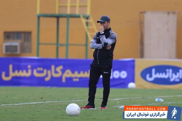 سرمربی شهرخودرو گفت: بازیکنان ما بازی با استقلال را به چشم یک فرصت میبینند تا بتوانند توانایی خود را محک بزنند. به گزارش ایسنا، داود سیدعباسی، سرمربی تیم فوتبال شهرخودرو بعدازظهر یکشنبه در نشست خبری قبل از بازی تیمش مقابل استقلال در هفته بیست و ششم رقابتهای لیگ برتر اظهار کرد: استقلال نیاز به تعریف ندارد. این تیم یکی از باثباتترین تیمهای ایران است و این نشان میدهد که استقلال از قابلیتهای فنی خوبی برخوردار است. او ادامه داد: ما یکی از بهترین استقلالهای چند سال اخیر را شاهد هستیم. ما در ۵ هفته اخیر عملکرد بهتری داشتیم اما از نظر امتیازگیری نتوانستیم ایدهآل عمل کنیم و در تمامکنندگی نتوانستیم موفق باشیم. در برخی بازیهایی که مساوی کردیم، باید کار را تمام میکردیم و فرصتها را از دست دادیم. برای بازی پیشرو، درست است که استقلال تیم خوبی است اما بازیکنان ما این بازی را به چشم یک فرصت میبینند تا بتوانیم توانایی خود را محک بزنیم. سیدعباسی در ادامه خاطرنشان کرد: کار ما برای بقا سخت است و در شروع هم کار سختی داشتیم اما بازیکنان ما امیدوار کننده بازی میکنند. همین که ما میتوانیم روی دروازههای حریف فشار بیاوریم به ما امید میدهد. تمام تلاش خود را میکنیم که تا آخرین لحظه شانس داشته باشیم. ما شاید در ۶ بازی اخیر خود، ۱۵ موقعیت منجر به گل خود را از دست دادیم. این نشان میدهد که بازیکنان در موقعیتسازی خوب عمل میکنند اما در تمامکنندگی ناموفق هستند و ما سعی میکنیم در تمرینات به آن بپردازیم. بازیکنان ما عملکرد خوبی دارند و همین که در این موقعیتها قرار میگیرند، نشان از تواناییهایشان است. وی در پایان گفت: شکل بازی ما طوری نیست که بخواهیم دفاعی بازی کنیم. اگر چنین کاری انجام دهیم، جلوی استقلال تحت فشار قرار میگیریم. بازیکنان استقلال توانمند هستند و میتوانند برای تیم ما دردسرساز شوند. ما به تواناییهایی استقلال واقف هستیم و به هیچ عنوان نمیخواهیم دفاعی بازی کنیم.