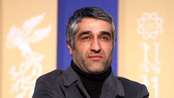 کنایه شخصیت عروسکی بچه در فصل جدید کلاه قرمزی به پژمان جمشیدی : به اندازه تعداد گل های ملی که زدی برات یک شاخه گل آوردم !