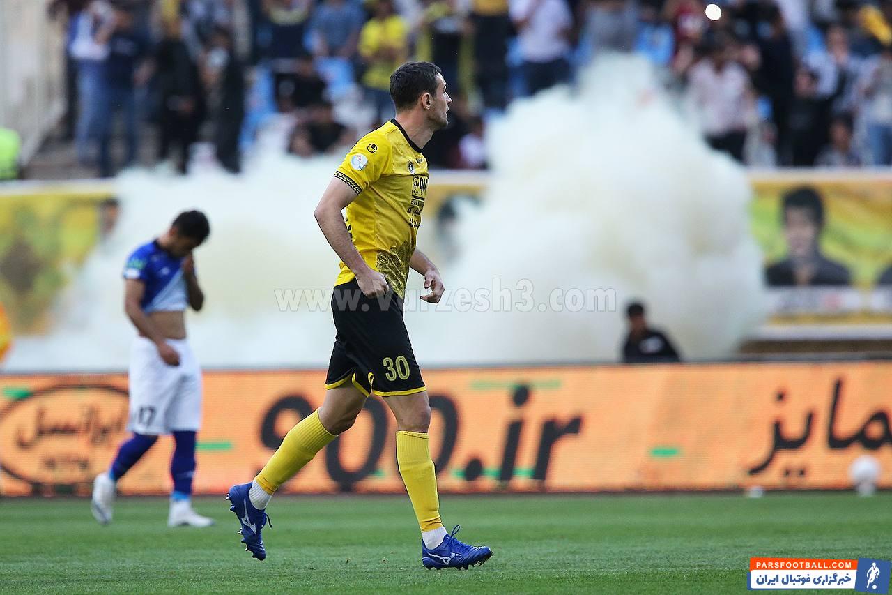 دومین انفجار ترقه مهیب در ورزشگاههای ایران، این بار در بازی استقلال و سپاهان