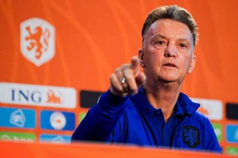 هلند ؛ تصویری از تشکر فن خال از خودش به خاطر انتخاب ترکیب برابر ولز