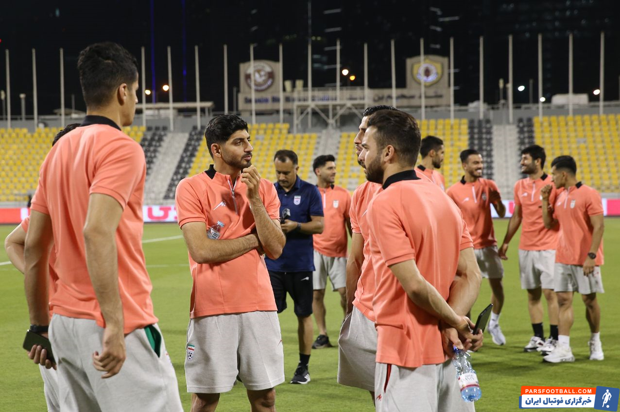حاشیه دیدار تیم ملی ایران و الجزایر ؛ تاخیر 20 دقیقه ای در شروع بازی ؛ نماز خواندن علی علیپور و سید حسین حسینی در رختکن