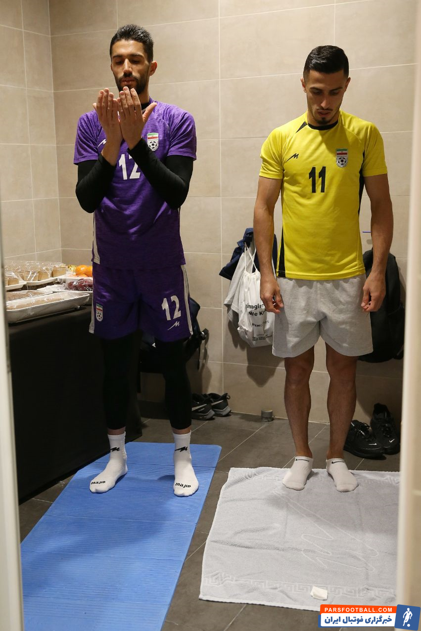 حاشیه دیدار تیم ملی ایران و الجزایر ؛ تاخیر 20 دقیقه ای در شروع بازی ؛ نماز خواندن علی علیپور و سید حسین حسینی در رختکن