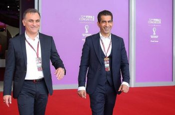 حسن کامرانی فر دبیرکل فدراسیون فوتبال همراه شاگردان مهدی مهدوی کیا شد