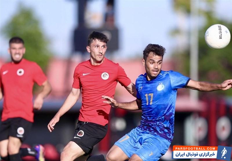 امید ابراهیمی میهمان ویژه بازی تمرینی استقلال در ترکیه ؛اهدای پیراهن آبی به پیرلو