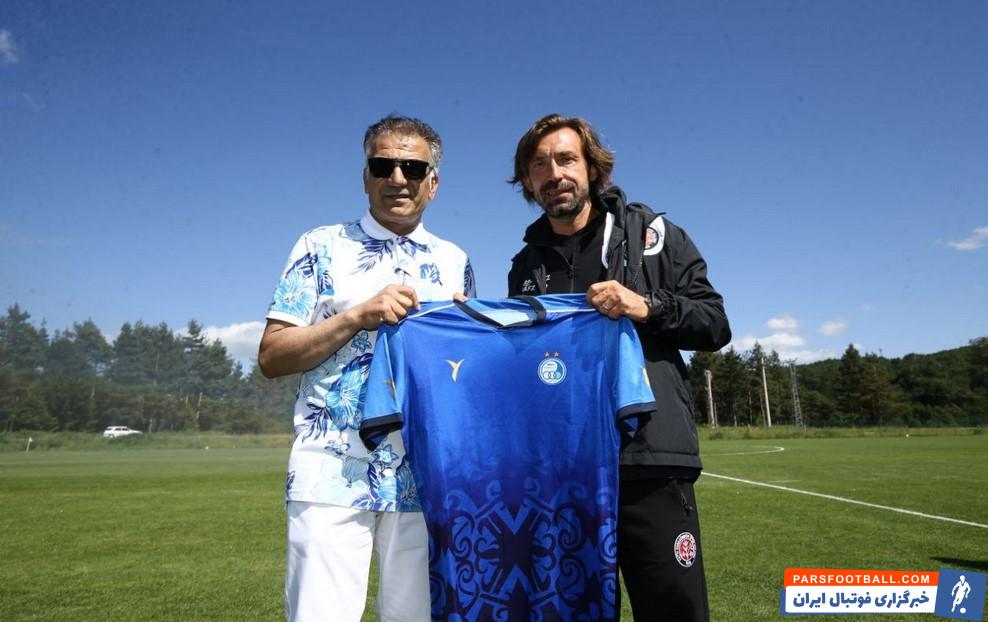 امید ابراهیمی میهمان ویژه بازی تمرینی استقلال در ترکیه ؛ اهدای پیراهن آبی به پیرلو