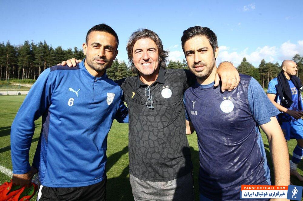 امید ابراهیمی میهمان ویژه بازی تمرینی استقلال در ترکیه ؛ اهدای پیراهن آبی به پیرلو