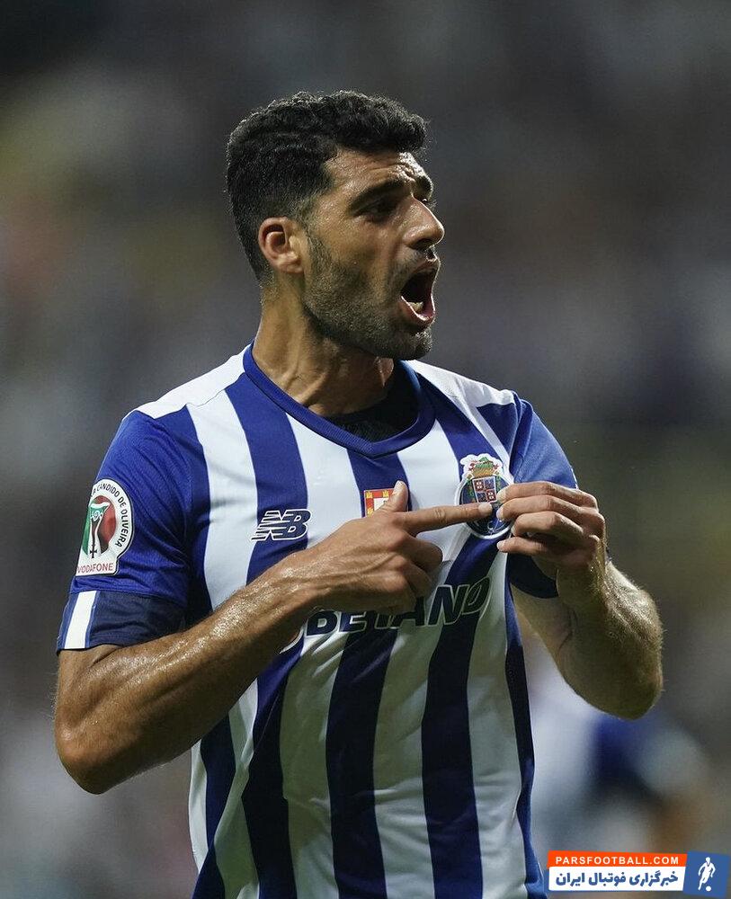 اشاره مهدی طارمی به لوگوی پورتو پس از اولین گل خود در فصل جدید به نشانه تعهد به تیمش