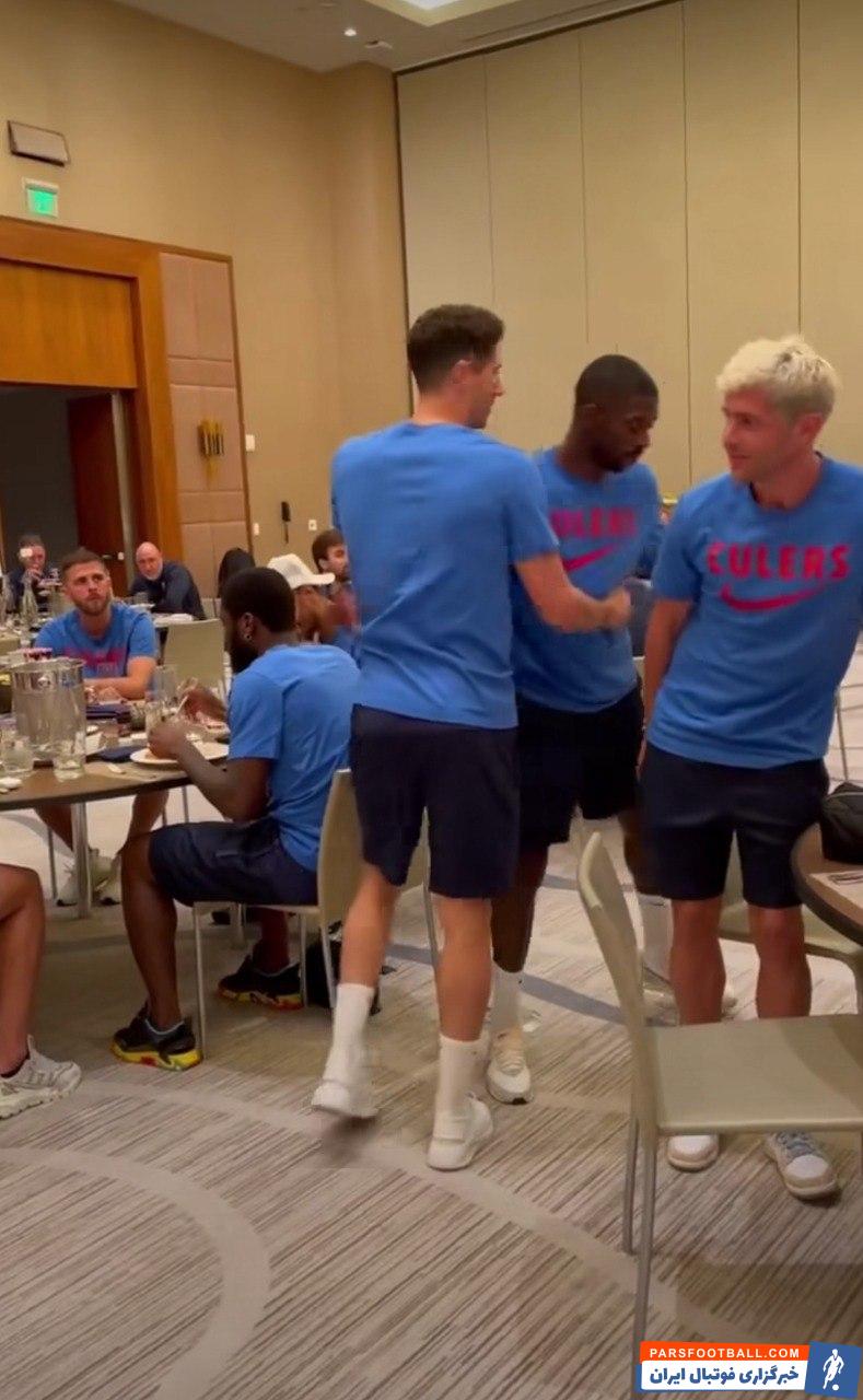 لواندوفسکی ؛ خوش آمد گویی بازیکنان بارسلونا به لواندوفسکی