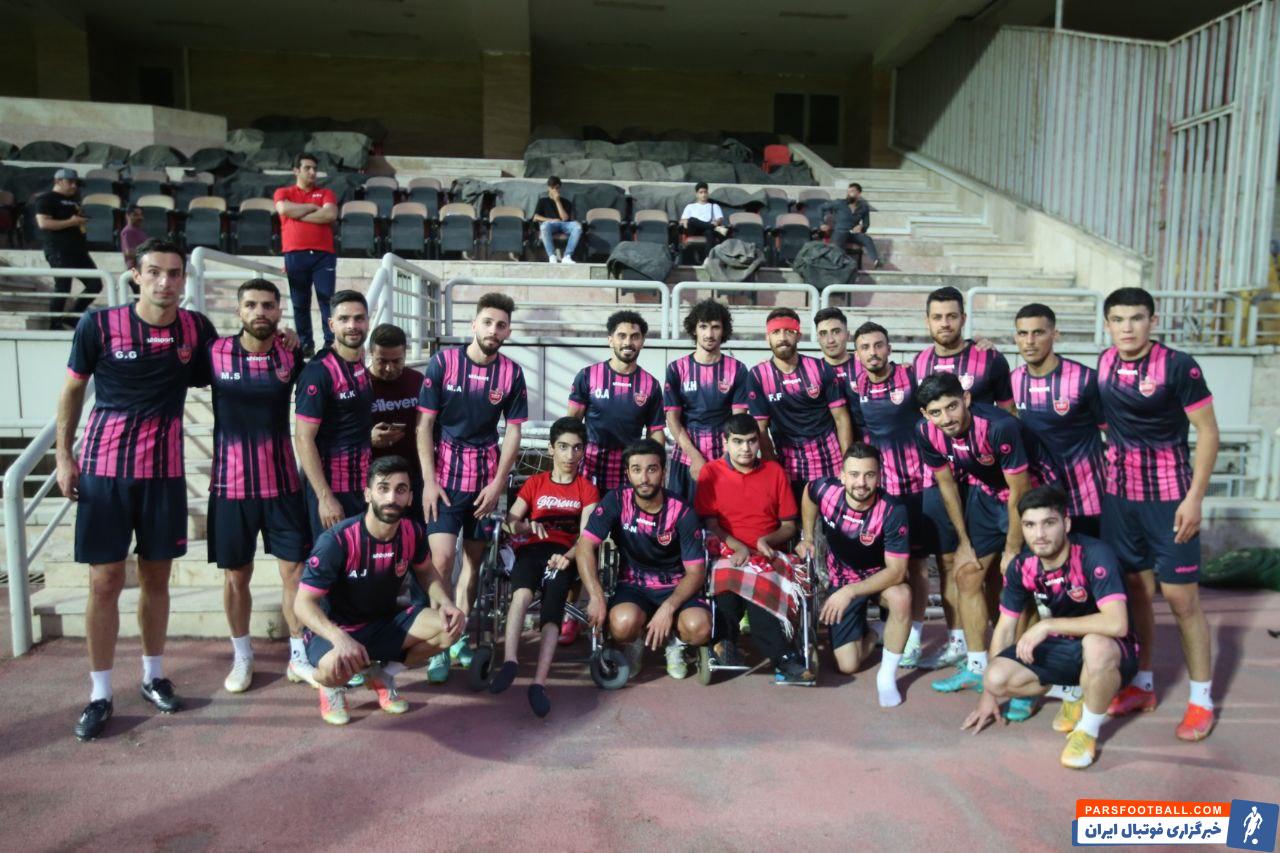 تمرین تاکتیکهای مختلف و ادامه غیبتهای امیری در تمرین پرسپولیس ؛ عکس یادگاری سرخپوشان با دو هوادار معمول