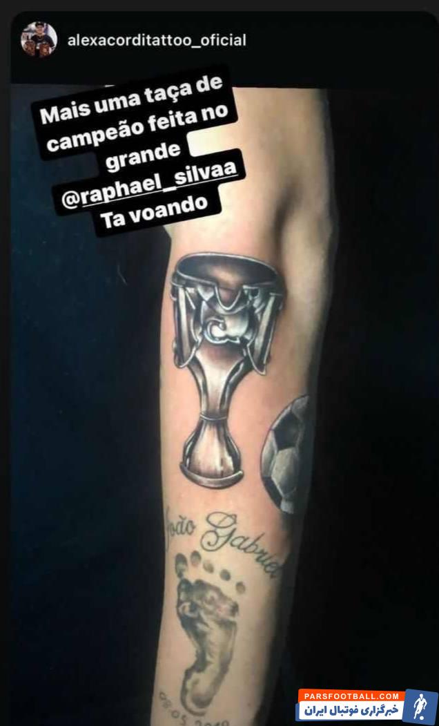 رافائل سیلوا جام قهرمانی لیگ برتر را بر دستان خود حک کرد