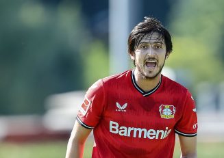 آزمون ؛ سردار آمون در حال بازی والیبال ساحلی با هم تیمی هایش در اردوی اتریش