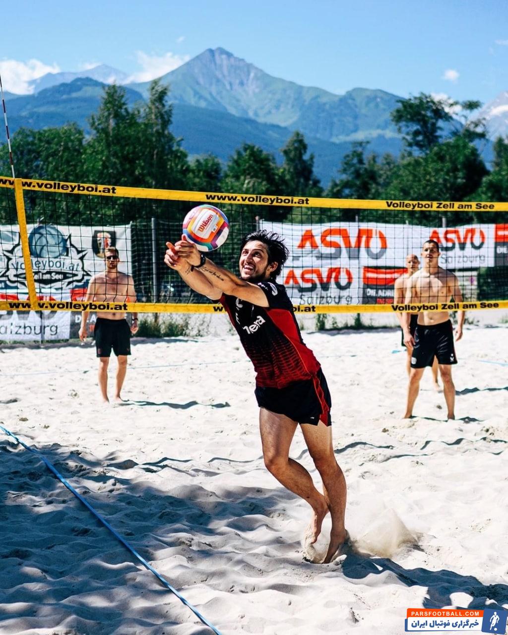 آزمون ؛ سردار آمون در حال بازی والیبال ساحلی با هم تیمی هایش در اردوی اتریش