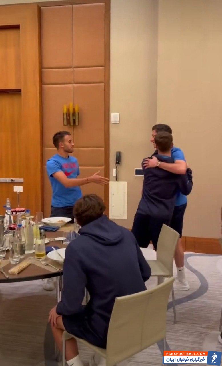 لواندوفسکی ؛ خوش آمد گویی بازیکنان بارسلونا به لواندوفسکی