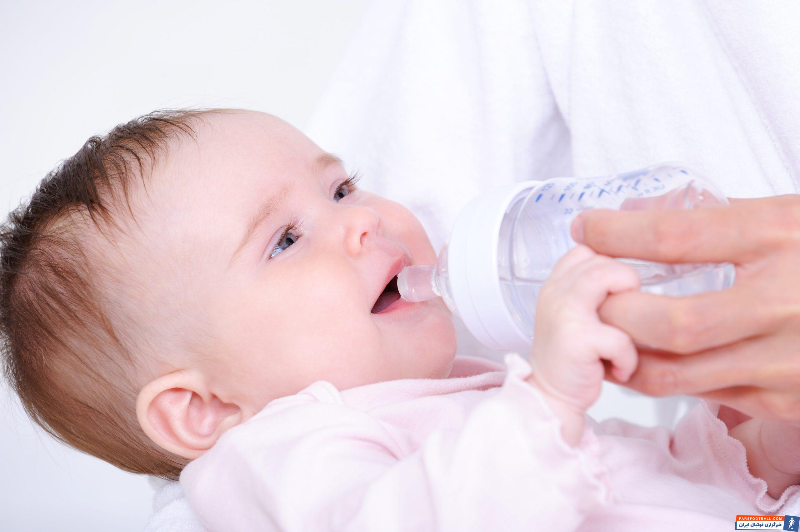 بایدها و نبایدهای تغذیه نوزاد با شیشه شیر