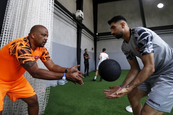 ولسلی ننکا مربی گلرهای پرسپولیس تمریناتش را با این تیم آغاز کرد.