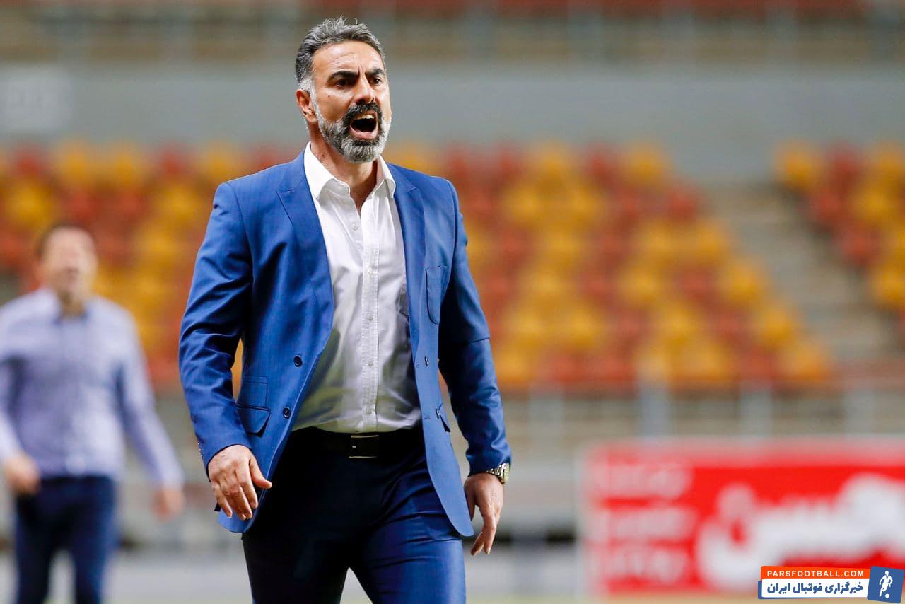 آشتی کنان مجتبی حسینی و محمود فکری در جریان دیدار پیکان و سایپا