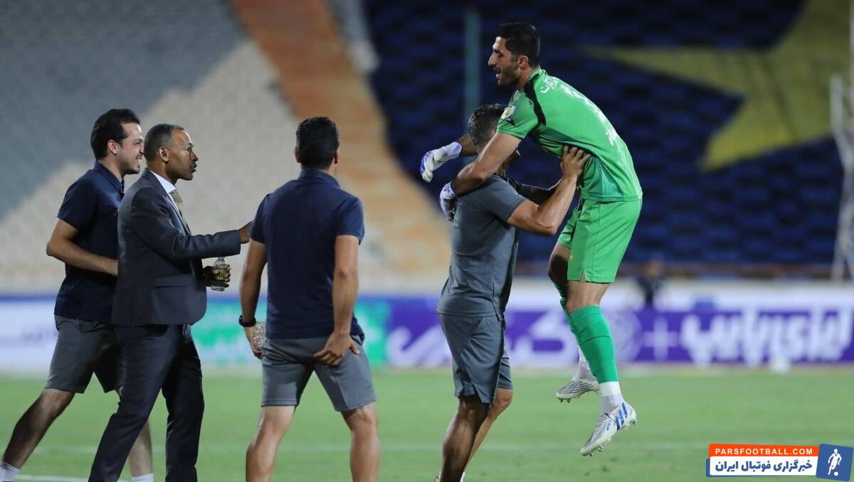 درگیری محمد دانشگر و رشید مظاهری در رختکن سپاهان پس از پیروزی بر استقلال