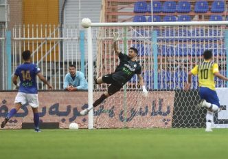 حاشیه دیدار استقلال و نفت مسجدسلیمان ؛ صدور کارت بازی سیاوش یزدانی در لحظه آخر و تشویش ساپینتو توسط هواداران