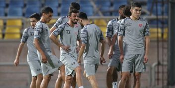 یورگن لوکادیا با پیراهنی منقش به مخفف نامش در تمرین شرکت کرد