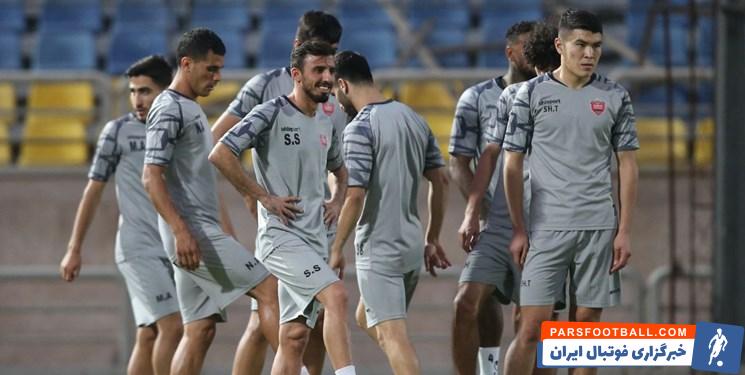 یورگن لوکادیا با پیراهنی منقش به مخفف نامش در تمرین شرکت کرد