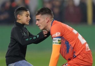 دِفِنسا ؛ دلداری کودک طرفدار دِفِنسا به گلر تیم محبوبش بعد از باخت برابر بوکاجونیورز