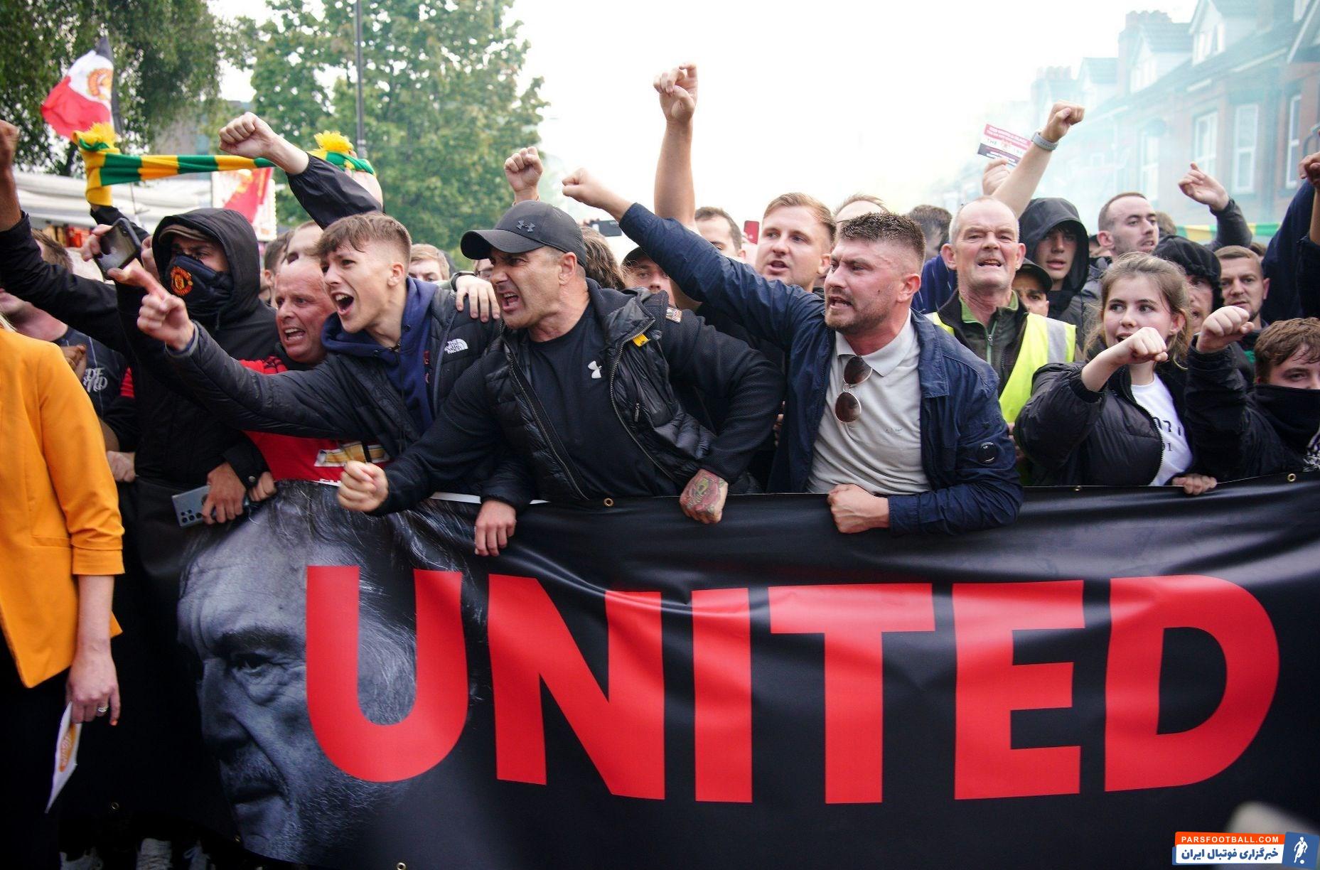 منچستریونایتد ؛ تجمع اعتراضی طرفداران منچستریونایتد در دیدار برابر لیورپول 