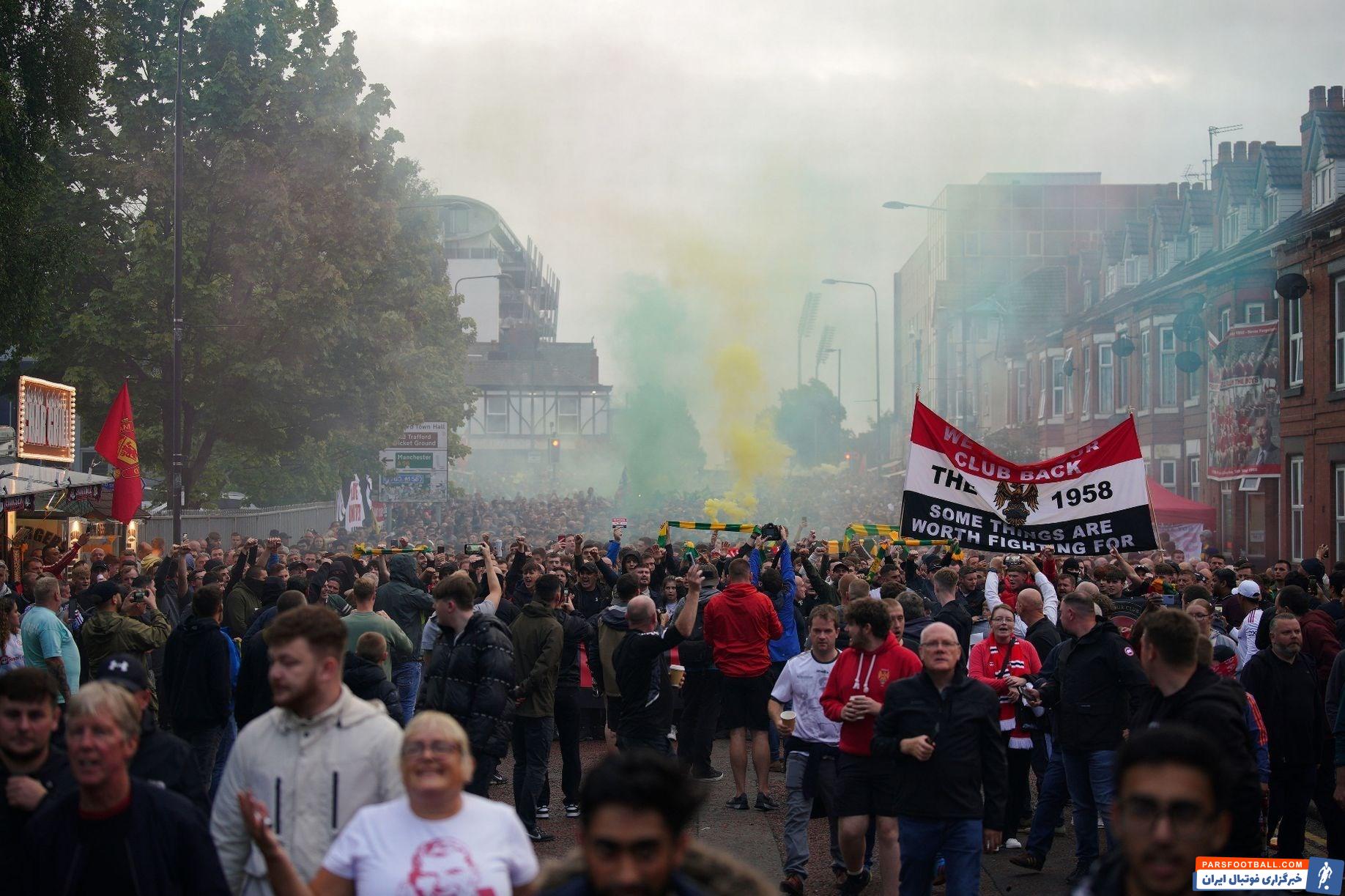 منچستریونایتد ؛ تجمع اعتراضی طرفداران منچستریونایتد در دیدار برابر لیورپول 